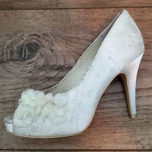 Menbur lace peep toe pumps with floral detail